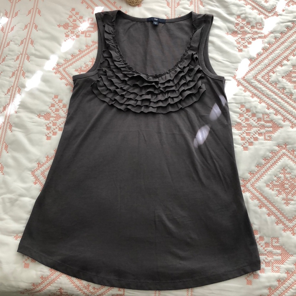 XS Gap ruffled sleeveless top